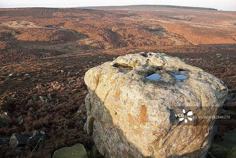 石灰岩巨石俯瞰峰区国家公园的石南草原图片素材
