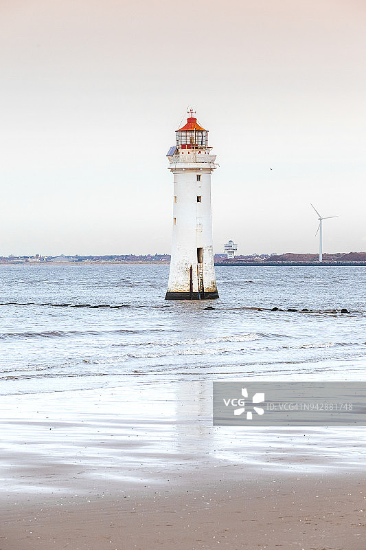 英国默西塞德郡威勒尔：新布莱顿灯塔和海滩图片素材