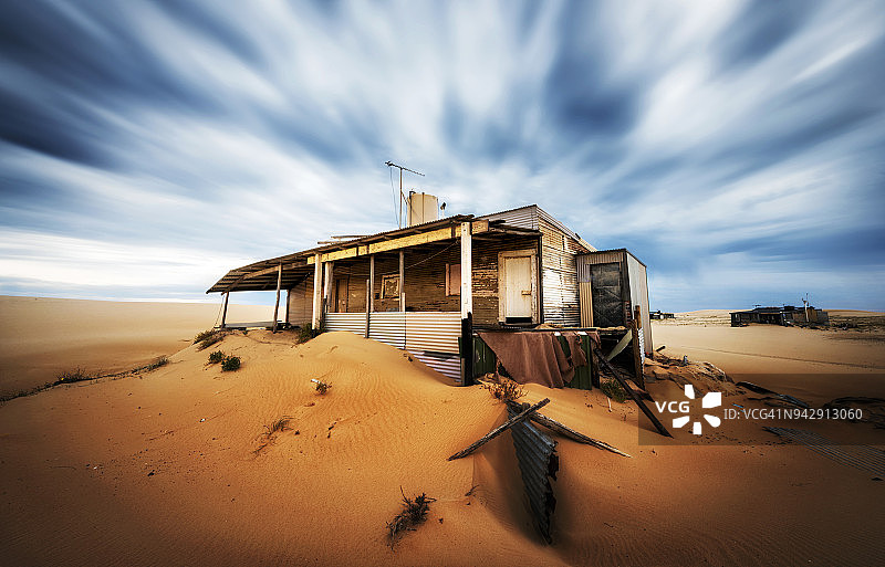 日落时斯托克顿海滩的锡城，斯蒂芬斯港，安娜湾，澳大利亚图片素材