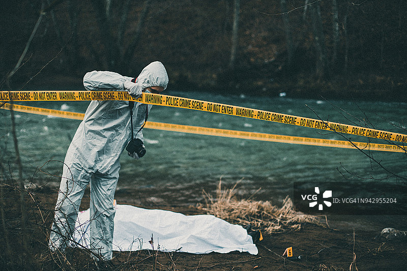 离开犯罪现场的法医摄影师图片素材