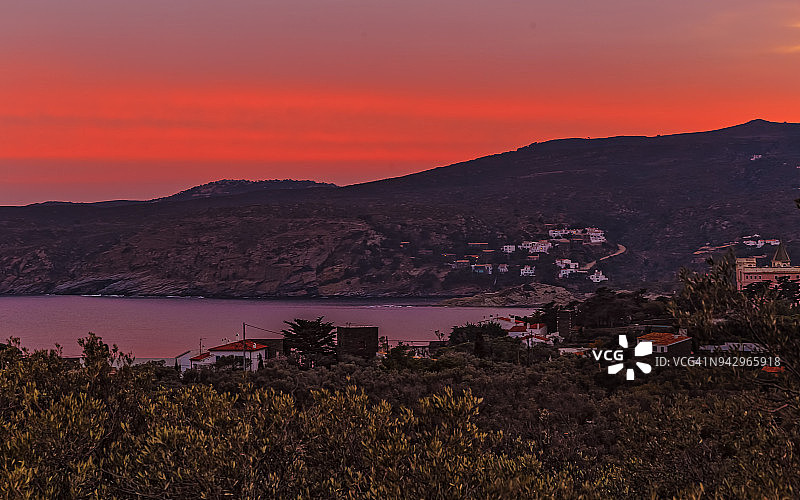 西班牙加泰罗尼亚卡达克斯日落渔村图片素材