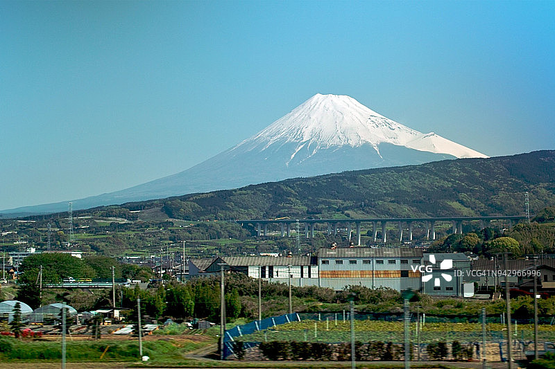 从新干线看到的富士山景色图片素材