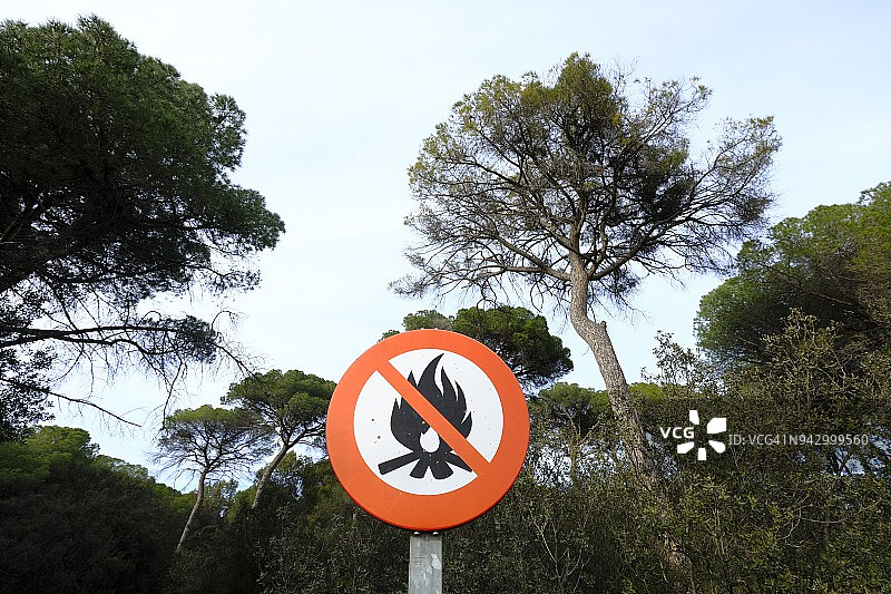 加泰罗尼亚森林中的预防标志图片素材
