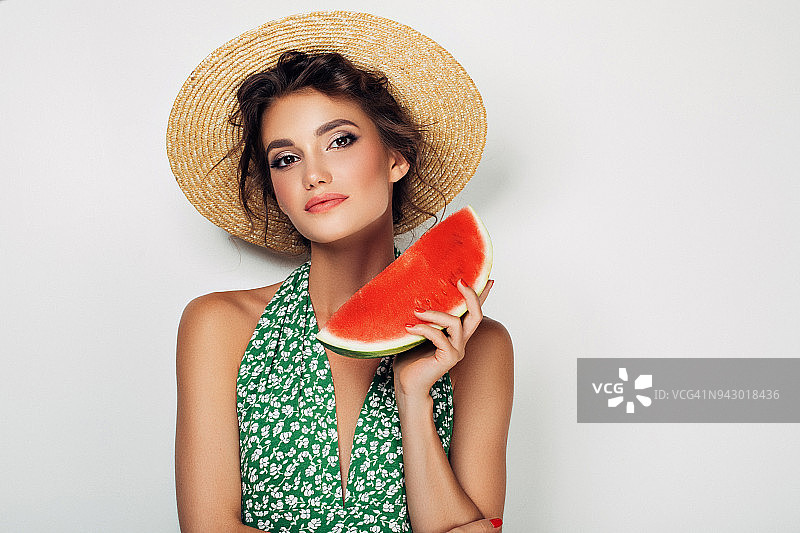 手捧西瓜的女人图片素材