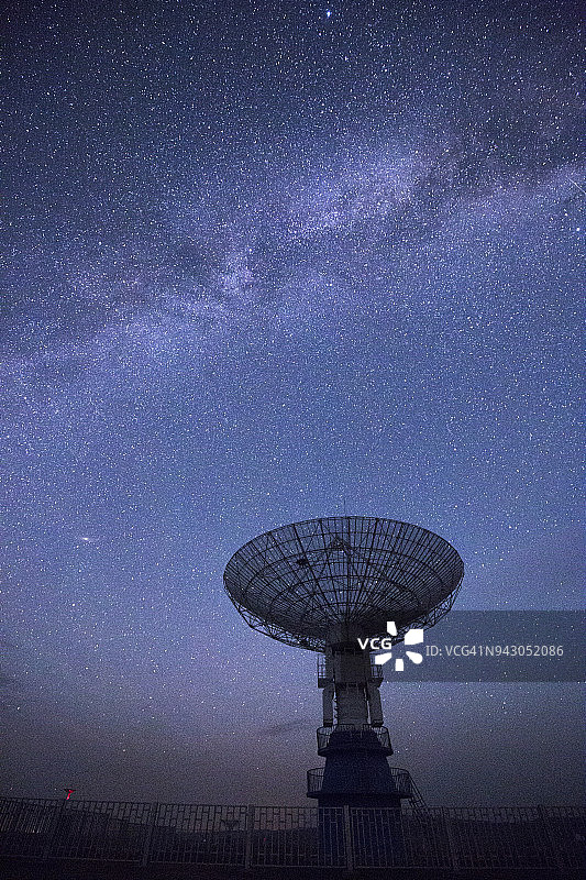 星系和射电望远镜图片素材