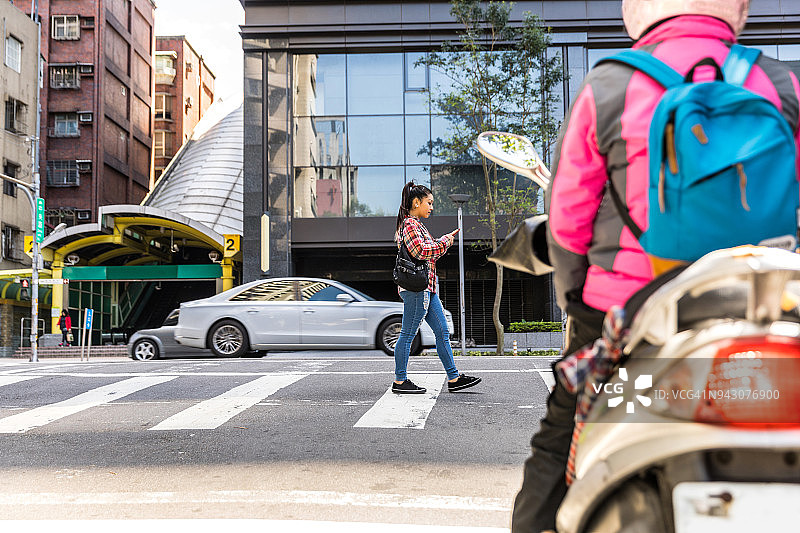 在中国台湾台北过马路的女人图片素材