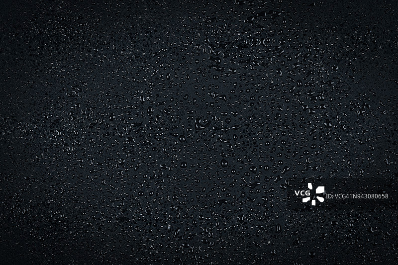 深色石头上的水滴图片素材