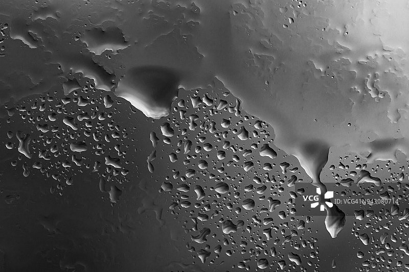 玻璃上的雨滴图片素材