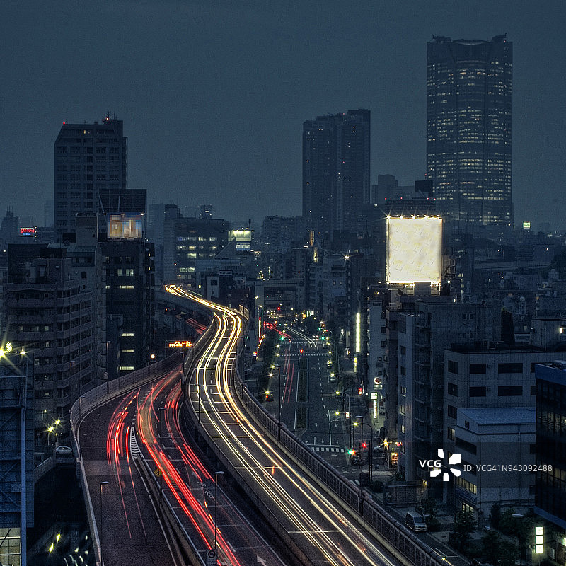 穿过东京天际线的高速公路图片素材