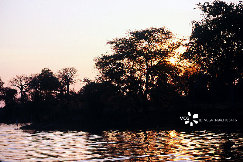 津巴布韦卡里巴湖日出图片素材