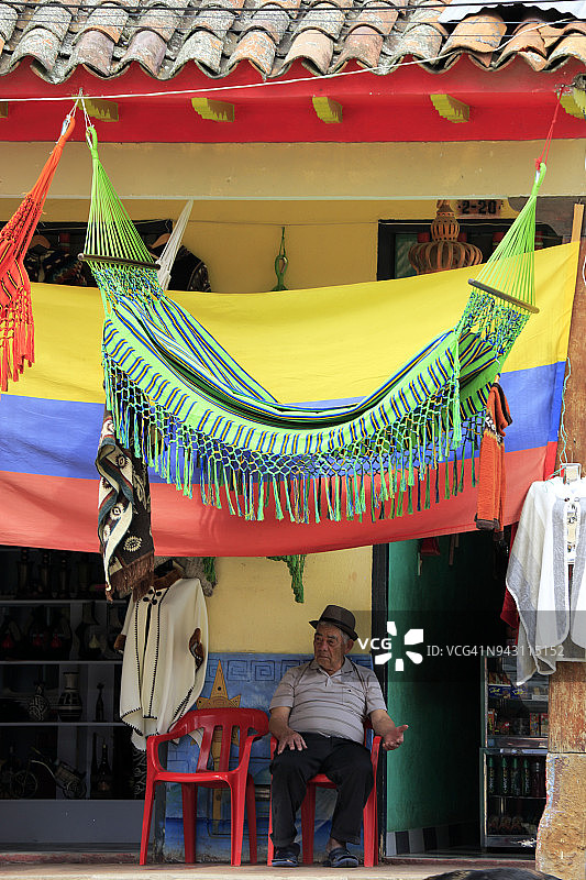 年长的男人和纪念品商店图片素材