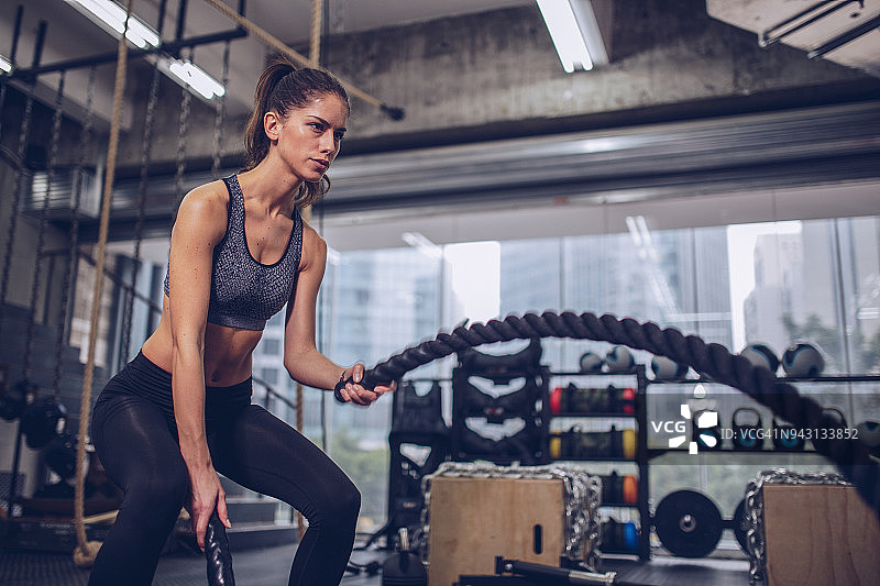 女孩用战绳锻炼图片素材