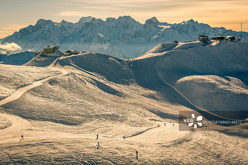 瑞士滑雪日落图片素材