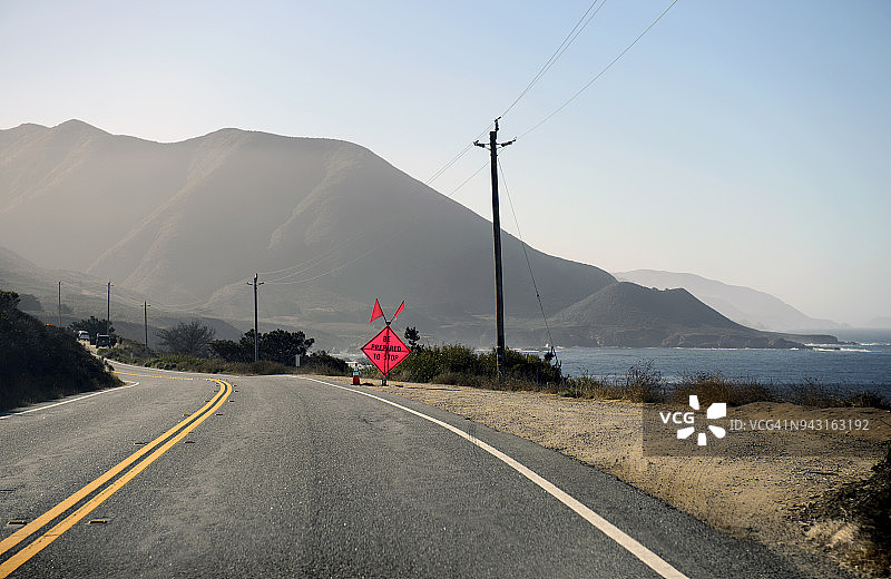 在美国加利福尼亚州大苏尔附近1号公路的路边准备停车标志图片素材