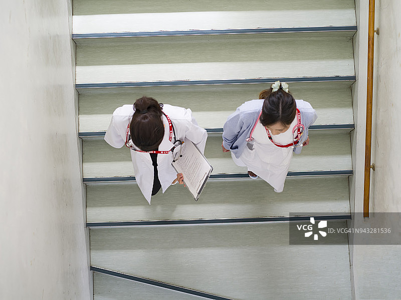 鸟瞰视角下的女医生下楼梯图片素材