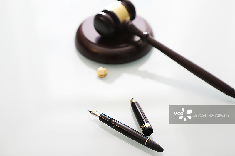 法槌、钢笔和徽章图片素材