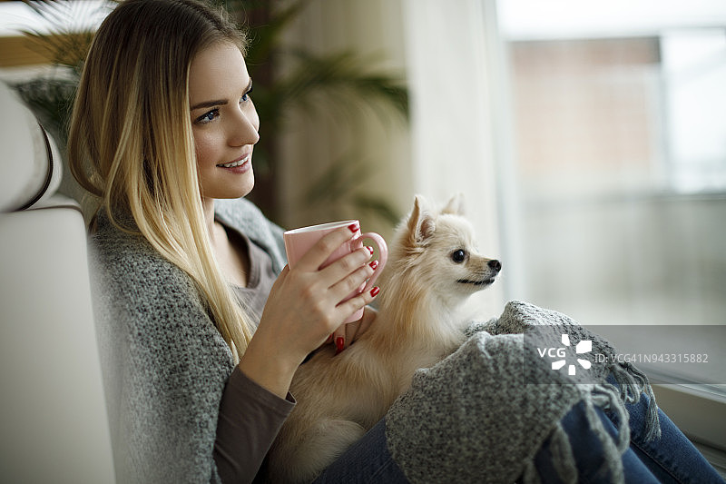 年轻女子在家享受一杯咖啡图片素材
