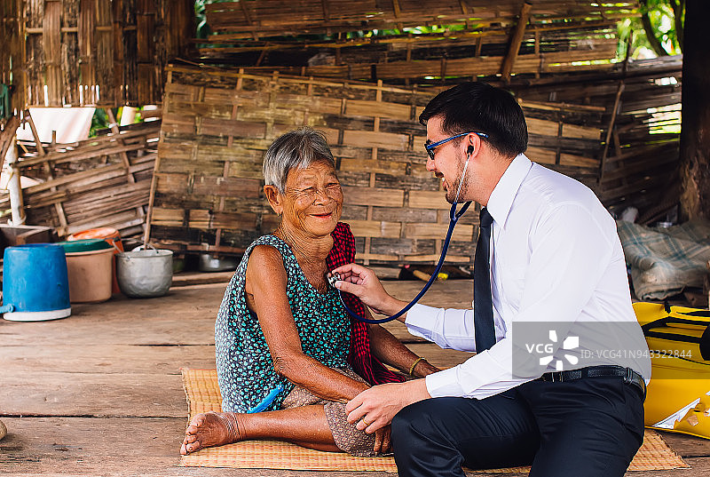 男医生听老年妇女的心跳和呼吸图片素材