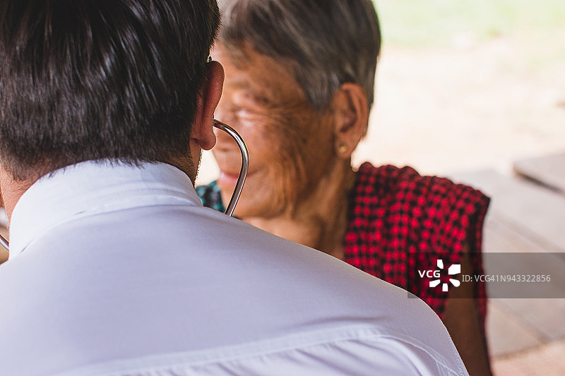 男医生听老年妇女的心跳和呼吸图片素材