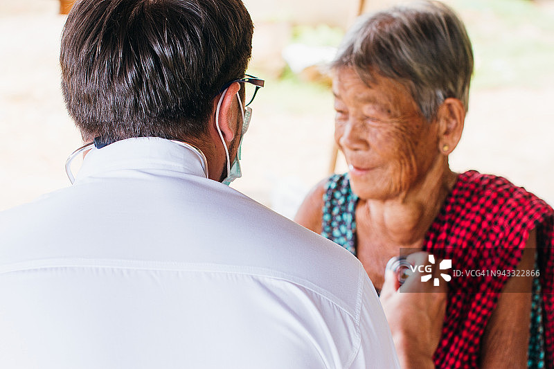 男医生听老年妇女的心跳和呼吸图片素材