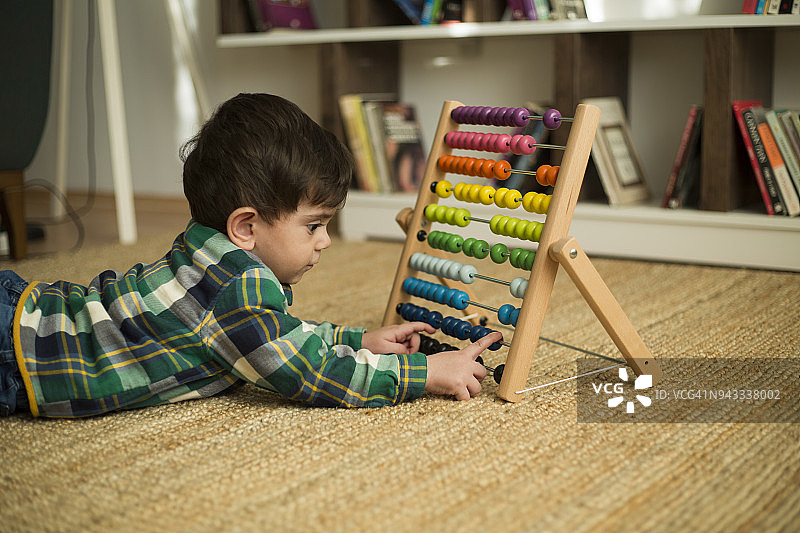 学习用算盘数数的幼儿图片素材
