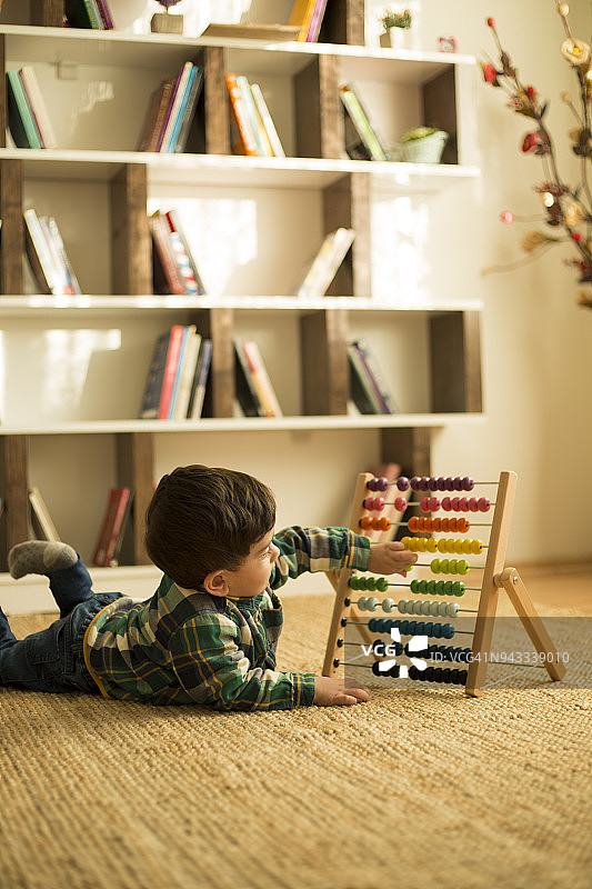 学习用算盘数数的幼儿图片素材