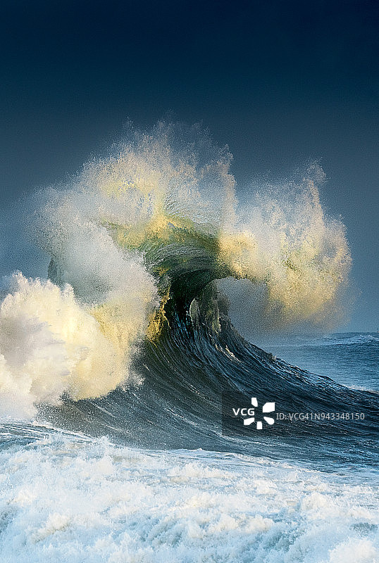 布列塔尼的暴风雨和海浪图片素材