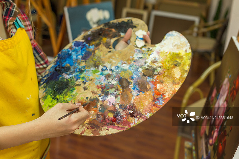 女画家正在绘画图片素材