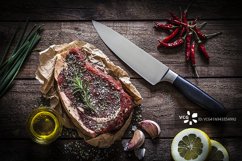 乡村木桌上的生牛排图片素材