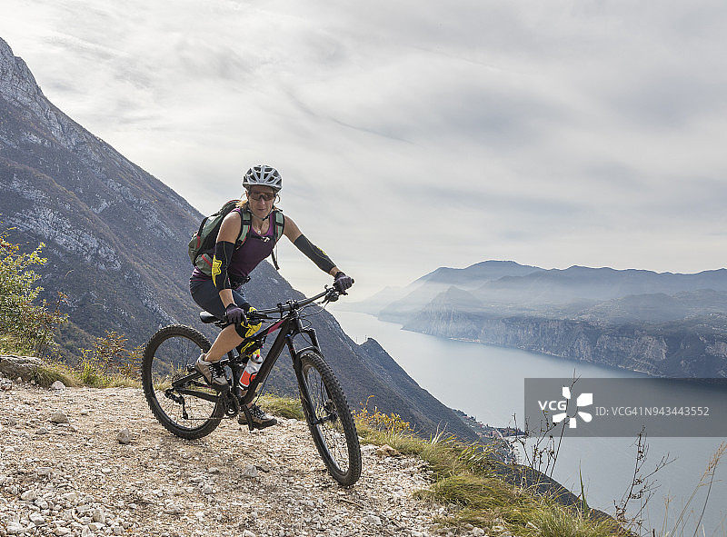意大利加尔达湖上方，壮丽的山地自行车弯道图片素材