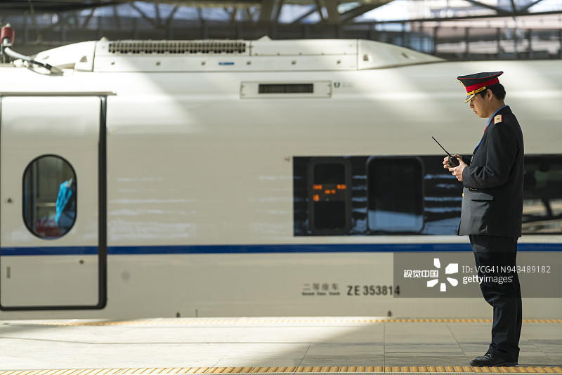 中国上海，警卫和磁悬浮列车图片素材