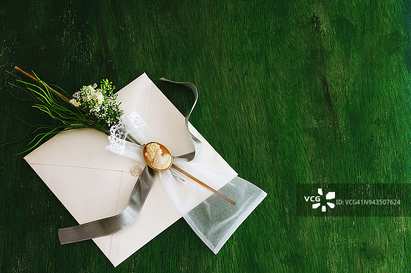 绿色背景下勿忘我花束婚礼请柬图片素材