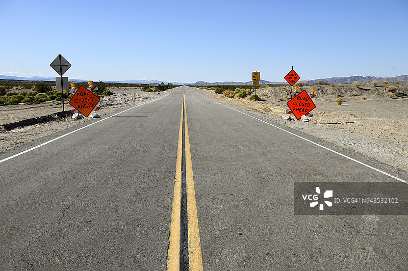 美国加利福尼亚州安博伊前方道路封闭标志图片素材