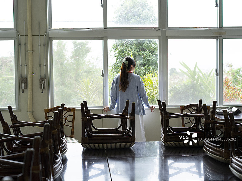 感到孤独的护士向窗外看图片素材