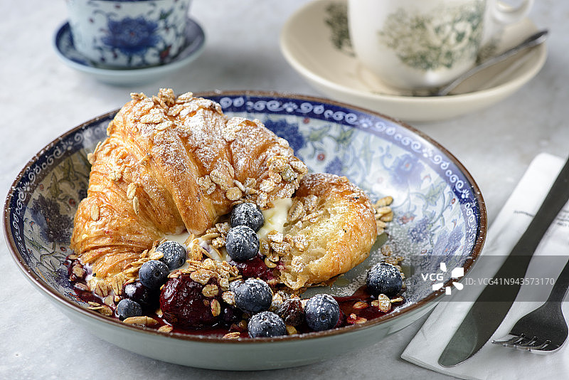 蓝莓覆盆子果酱牛角面包图片素材