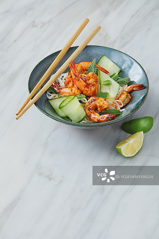 鲜虾面条沙拉配辣椒和酸橙调味料图片素材