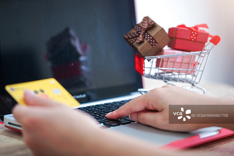女人用笔记本电脑进行在线支付购物图片素材