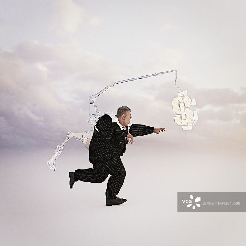 年长的商人与创新激励配件：靴子和现金奖励图片素材