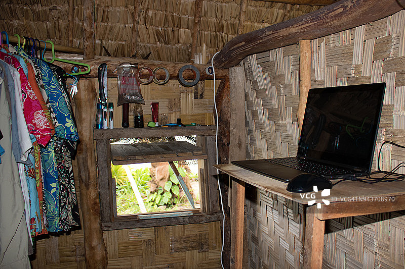 小屋中的笔记本电脑图片素材
