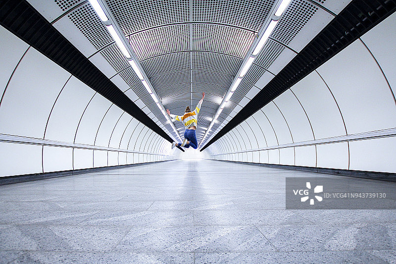 跳跃的女人图片素材