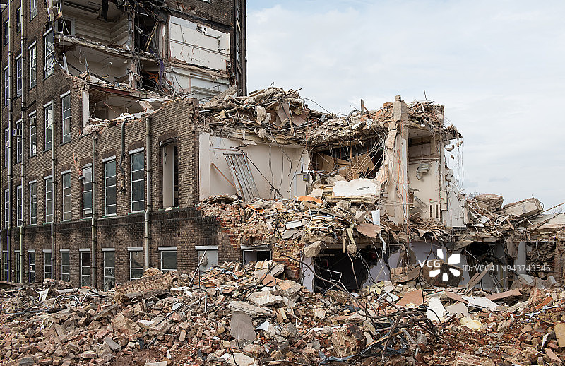 部分拆除的大型建筑图片素材
