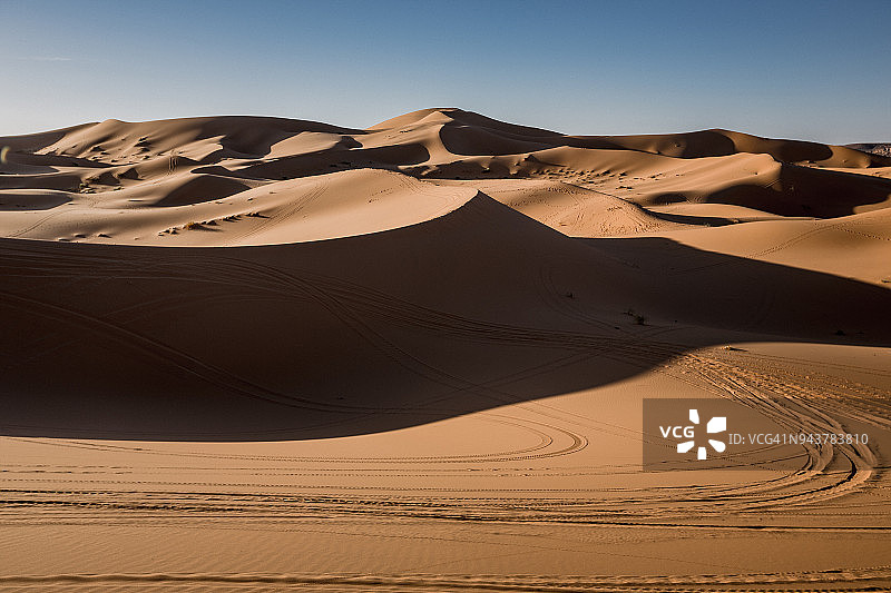 天空下的沙丘风景图片素材