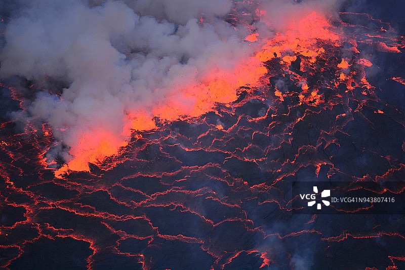 尼拉贡戈火山口内的熔岩湖特写图片素材