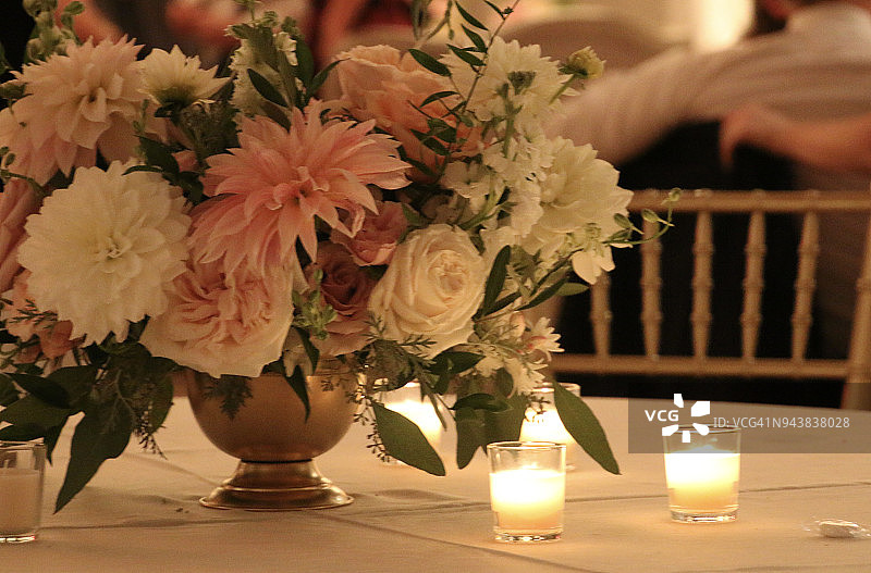 为美丽的夏季婚礼布置的优雅花卉装饰图片素材