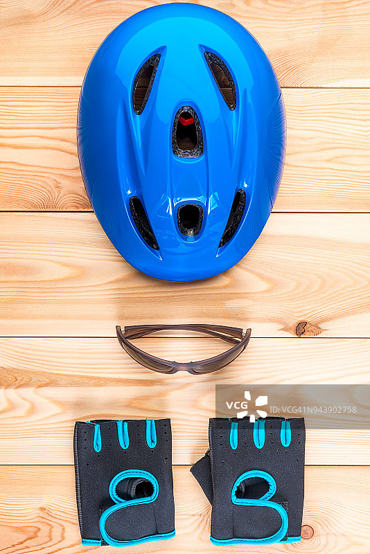 自行车头盔和手套俯视图（竖版）图片素材