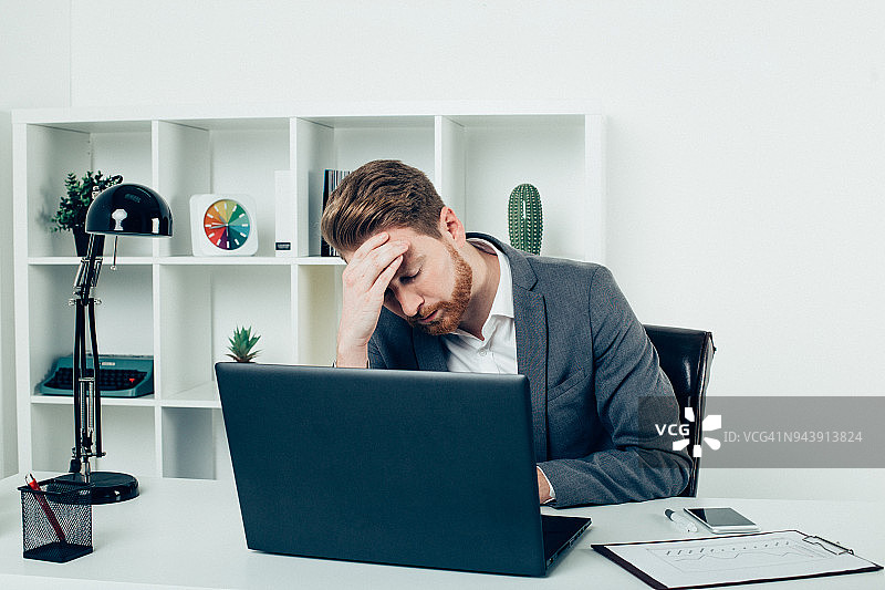 男人用手扶着头图片素材