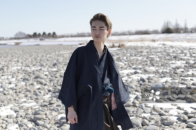 年轻男子在河岸边打扮图片素材