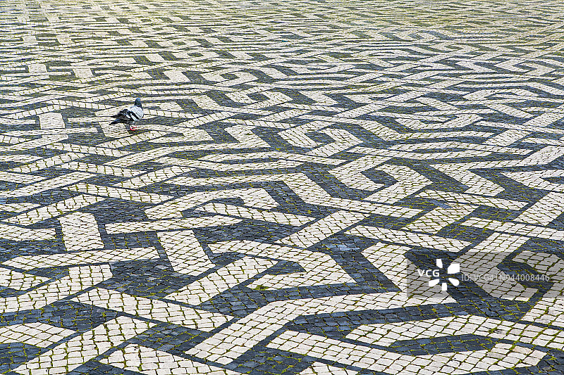里斯本恢复广场上典型的葡萄牙鹅卵石路面图片素材