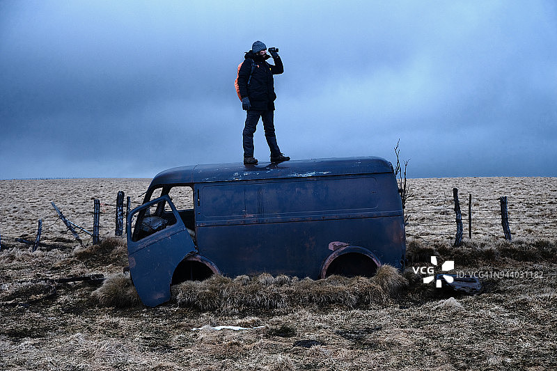 站立的荒野探险者图片素材