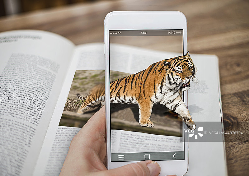 手机显示老虎从手机里跳出来图片素材